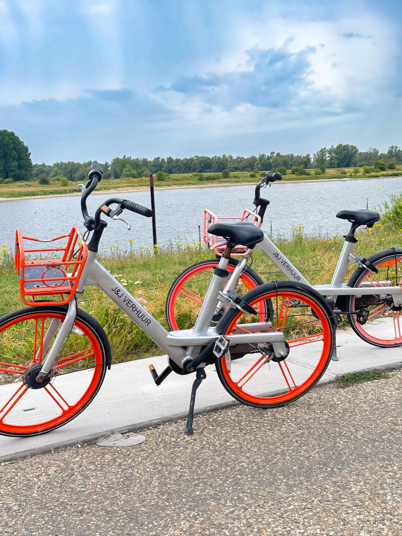 Twee J&J Verhuur fietsen aan de oever van de Lek bij Jachthaven Lunenburg